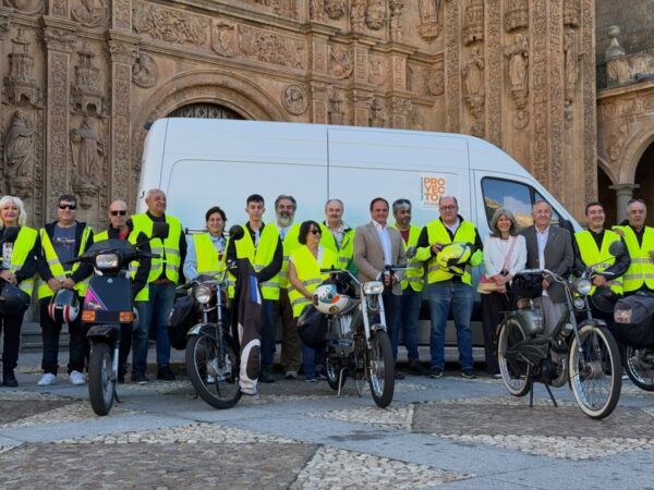 Participantes del VII Raid Solidario de Proyecto Hombre con ciclomotores clásicos