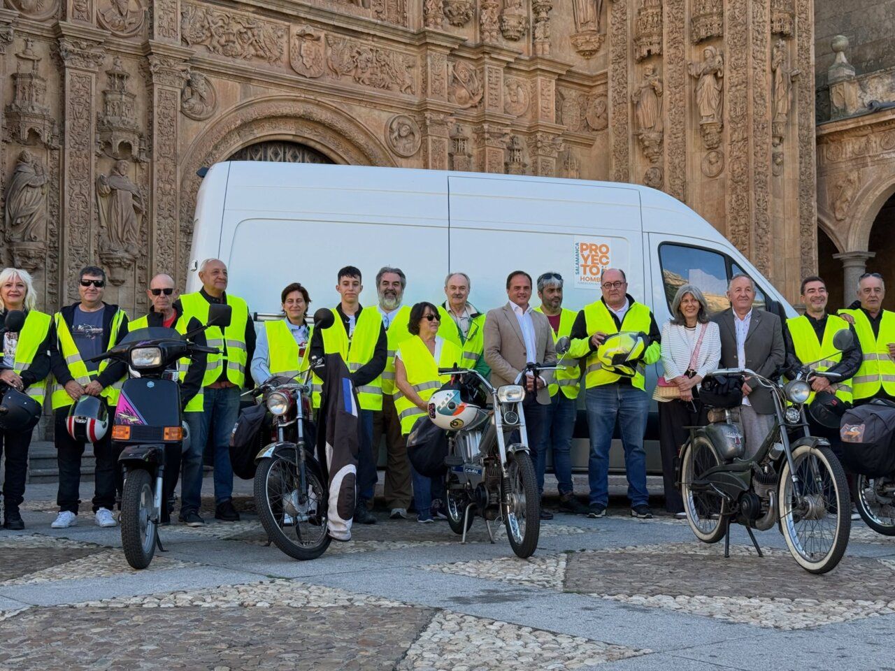 Participantes del VII Raid Solidario de Proyecto Hombre con ciclomotores clásicos