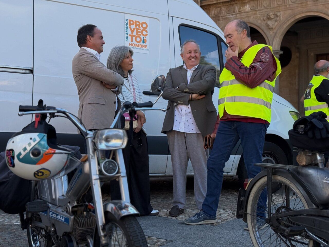Participantes del VII Raid Solidario de Proyecto Hombre conversando junto a ciclomotores clásicos.