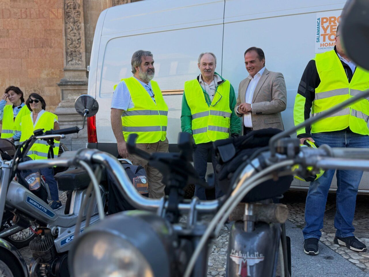 Participantes del VII Raid Solidario de Proyecto Hombre en Salamanca con ciclomotores clásicos