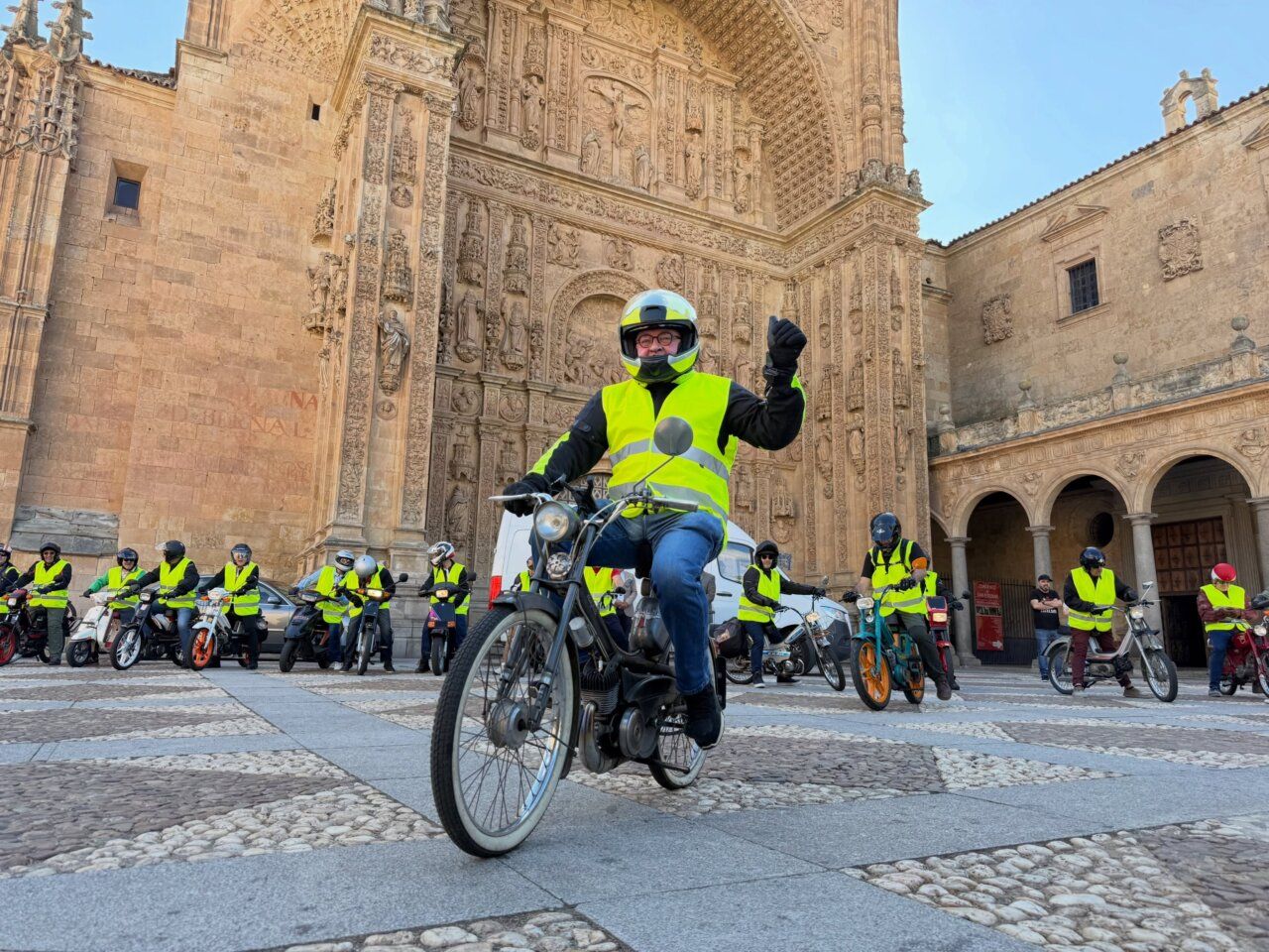 Ciclomotores clásicos en el VII Raid Solidario de Proyecto Hombre en Salamanca