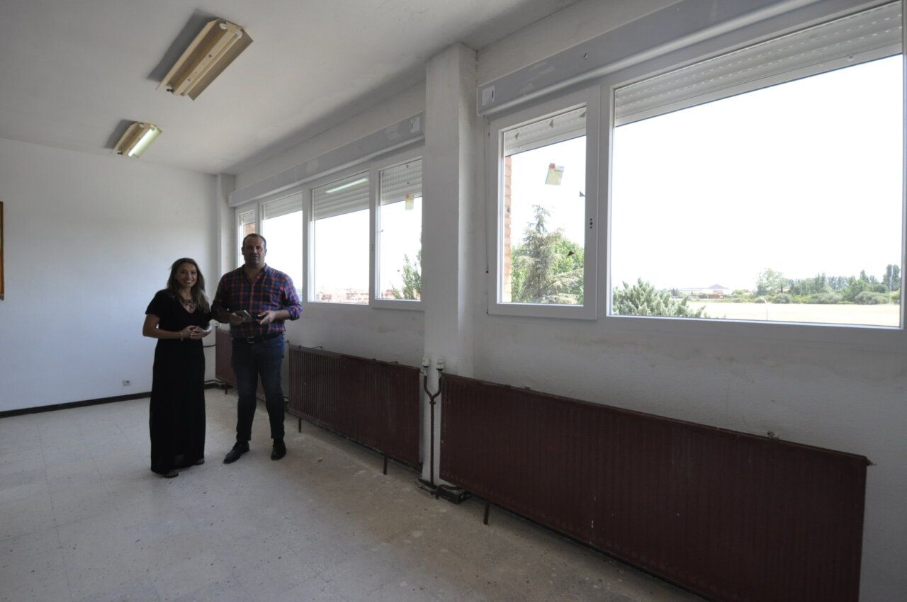 Dos personas en un aula con nuevas ventanas en el Colegio Miguel Hernández