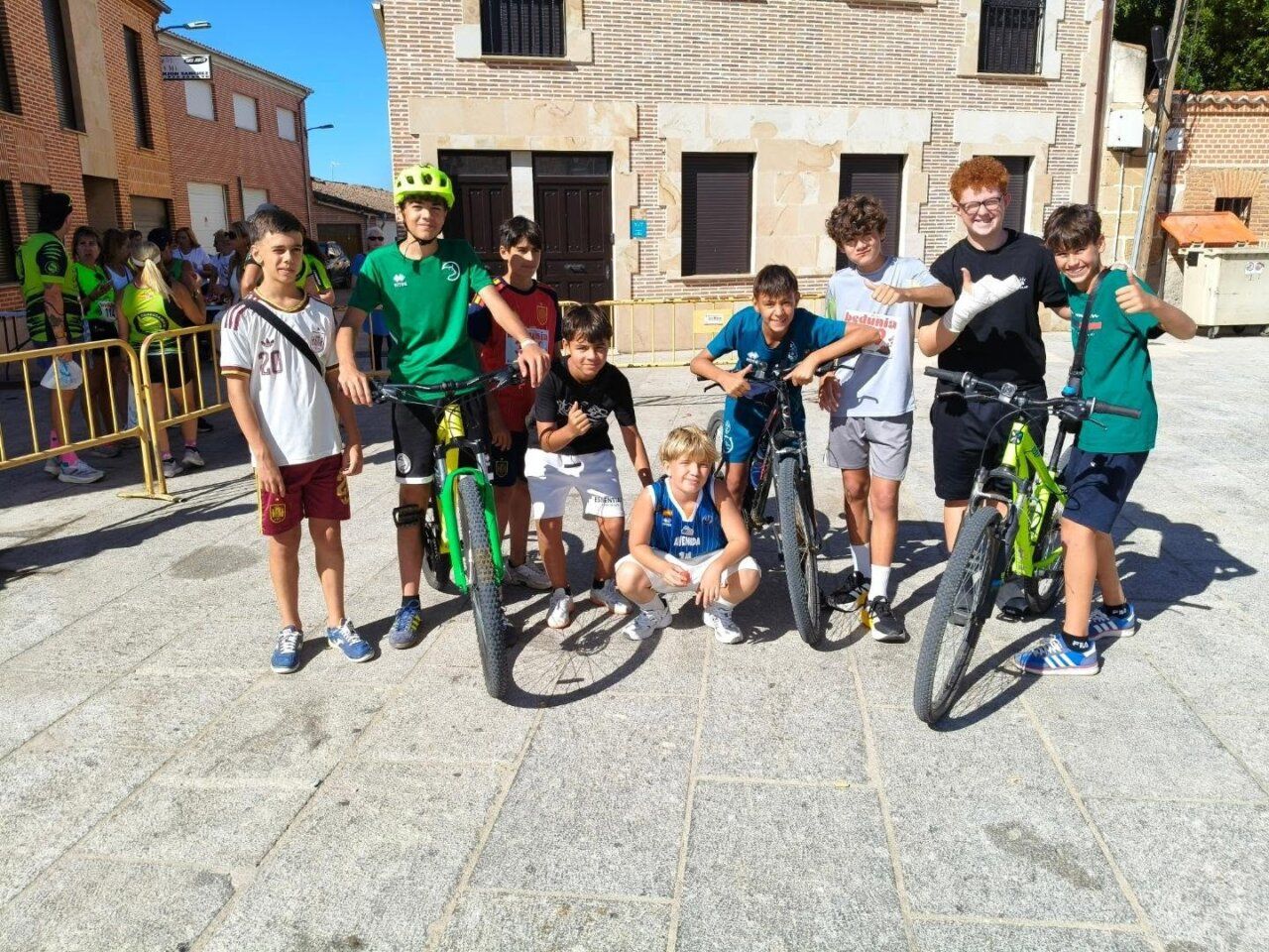 Grupo de niños posando con bicicletas en la carrera popular