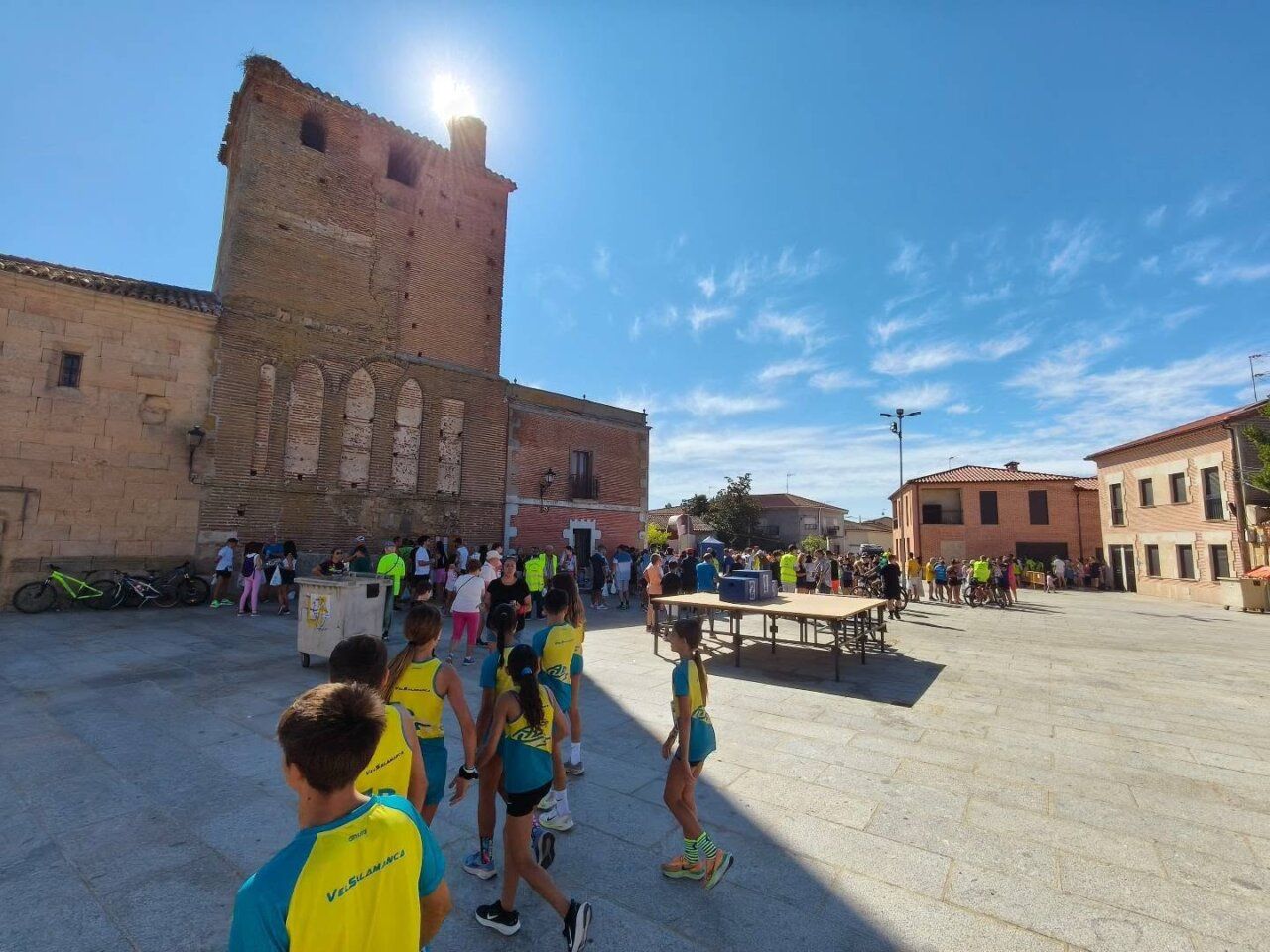 Corredores y espectadores en la XI Carrera Popular Solidaria Virgen de la Vega
