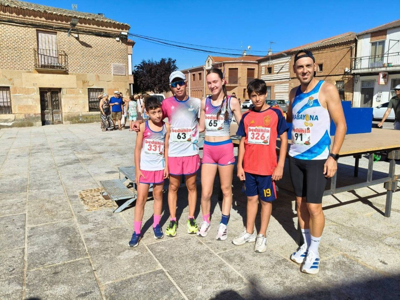 Corredores posando en la XI Carrera Popular Solidaria Virgen de la Vega