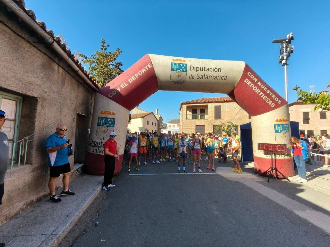 Corredores listos para iniciar la XI Carrera Popular Solidaria en Villoria