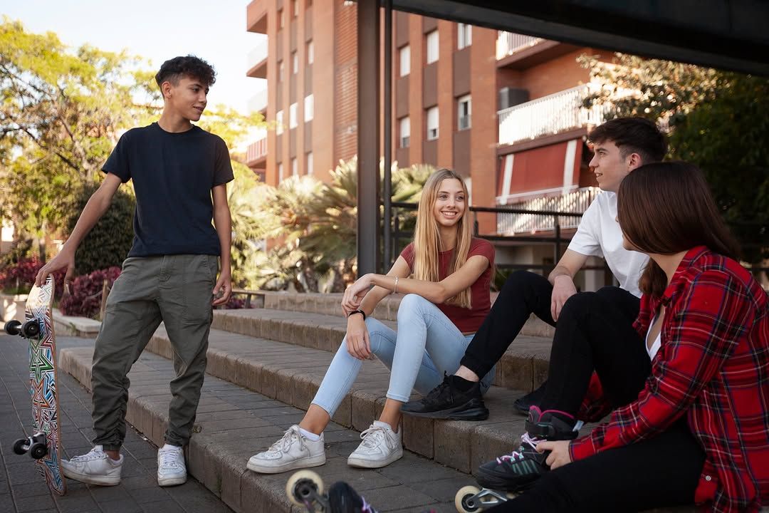 Grupo de jóvenes disfrutando en Salamanca con patineta y risas