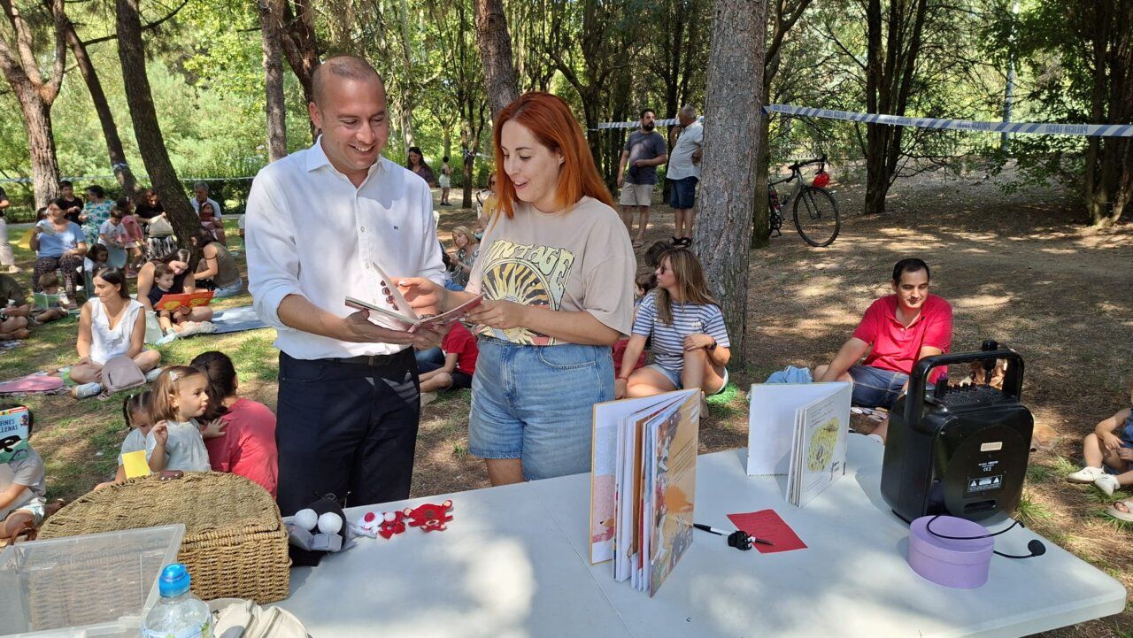 Niños disfrutando de actividades literarias en el parque de los Jesuitas