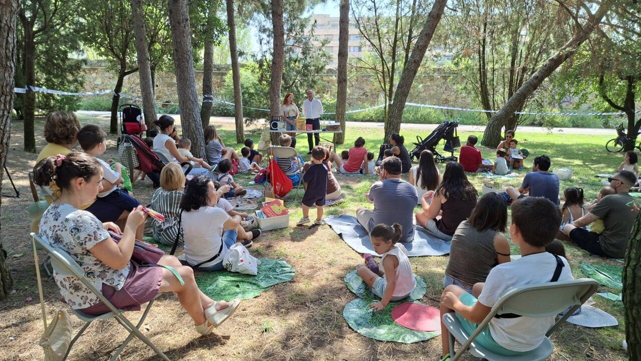 Niños disfrutando de actividades al aire libre en el parque.