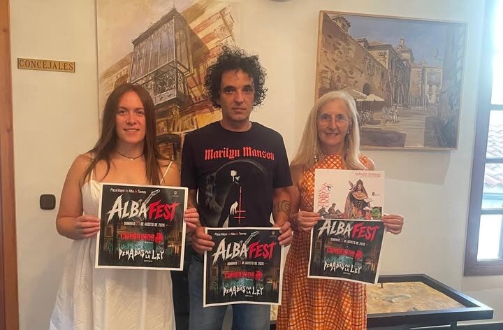 Tres personas sosteniendo carteles del festival AlbaFest 2026