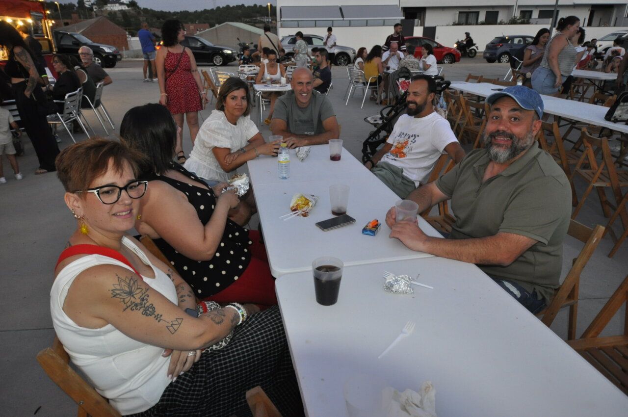 Grupo de personas disfrutando de una noche de food trucks en Aldeatejada