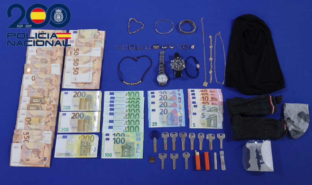 Dinero en efectivo, joyas y herramientas de robo confiscadas por la policía.
