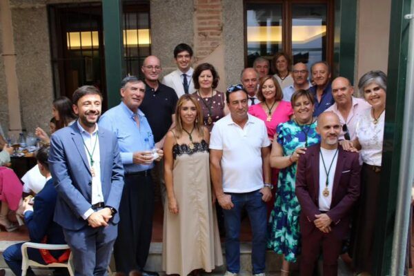 Grupo de personas posando en un evento en Bracamonte