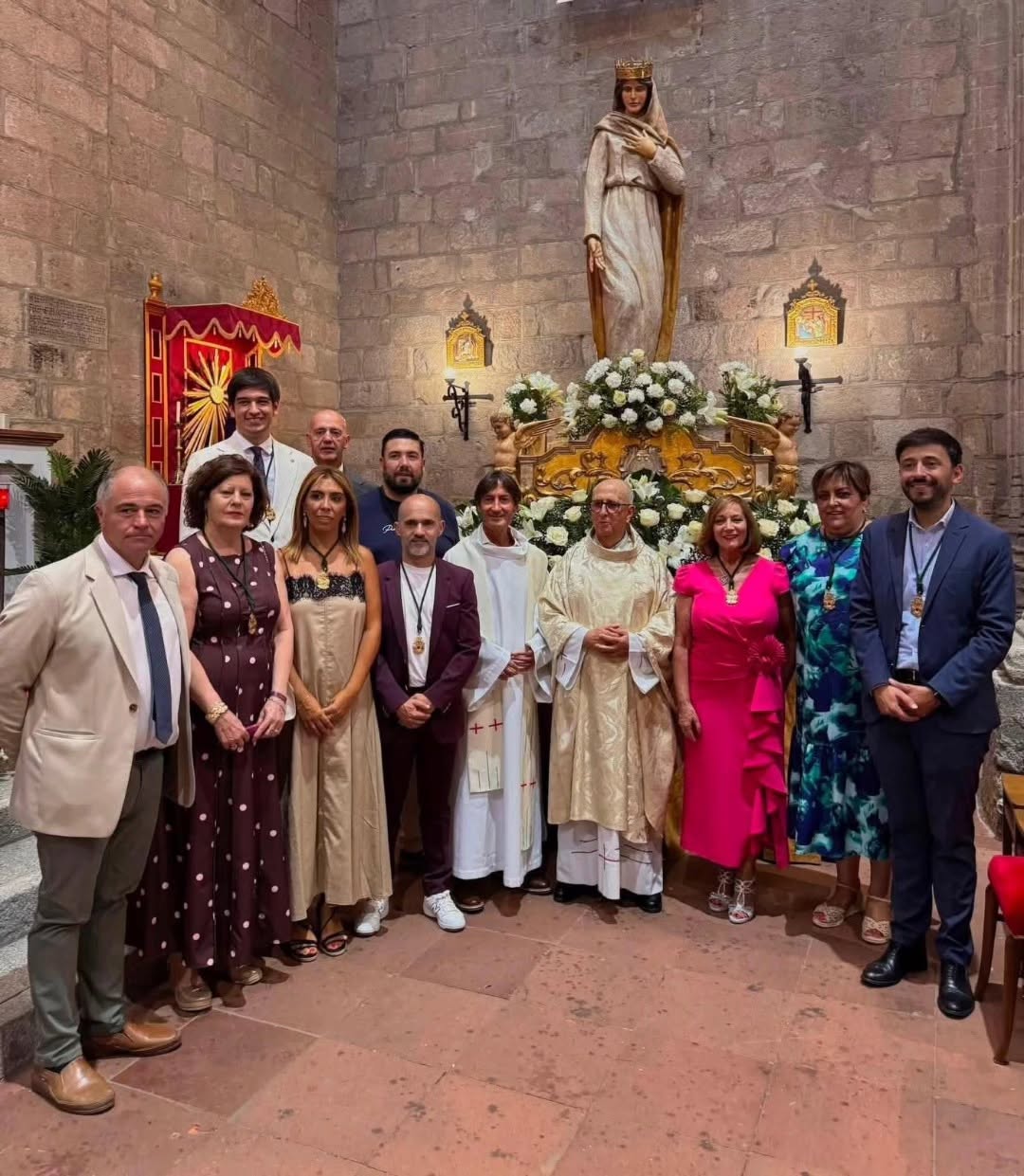 Grupo de personas posando en un evento religioso en Bracamonte
