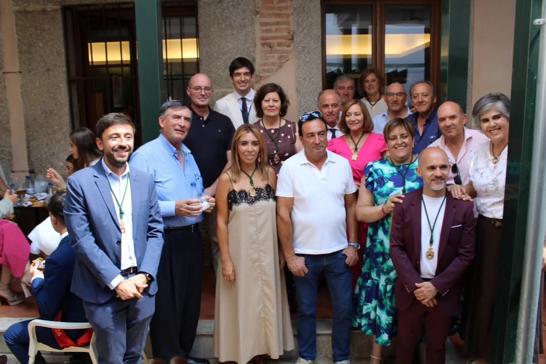 Grupo de personas posando en un evento en Bracamonte