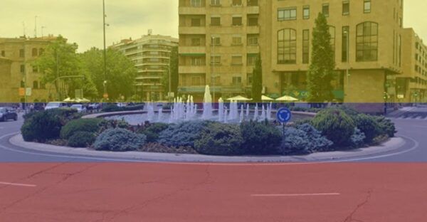 Ayuntamiento de Salamanca con fuente y vegetación en primer plano