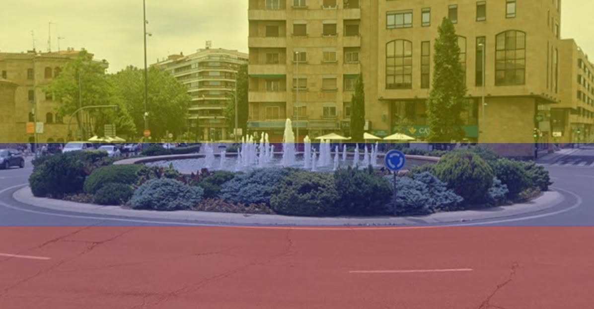 Ayuntamiento de Salamanca con fuente y vegetación en primer plano