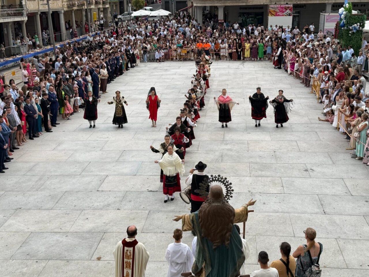 Procesión en Guijuelo con danza y ofrenda floral a Nuestra Señora de la Asunción