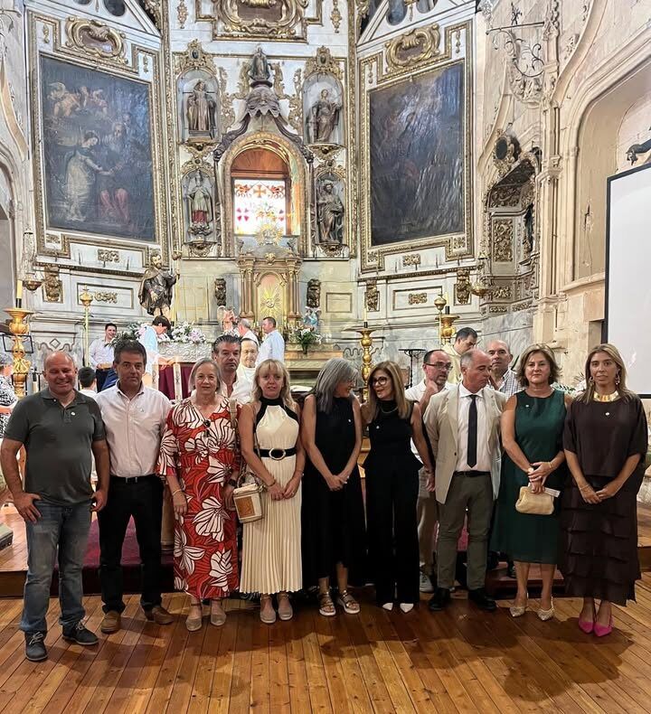 Grupo de personas en la iglesia durante la misa de San Roque en Babilafuente