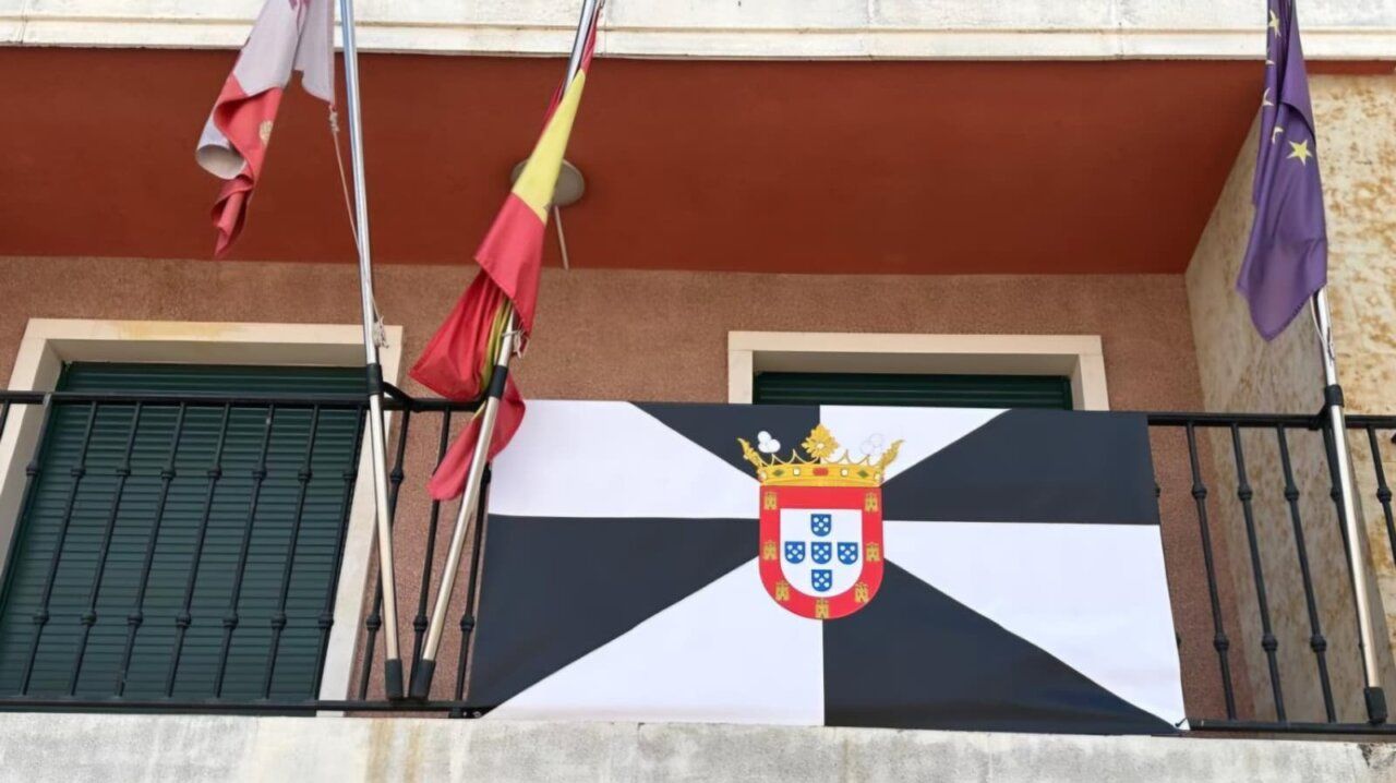 Bandera de Ceuta ondeando en el balcón del Ayuntamiento de Carbajosa de la Sagrada
