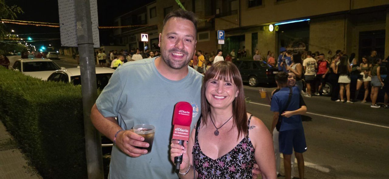 Participantes celebrando la cuelga de banderines en Villamayor