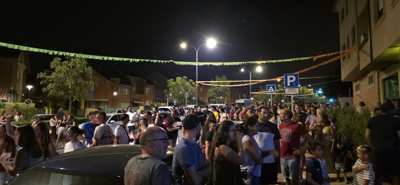 Gente reunida durante la cuelga de banderines en Villamayor
