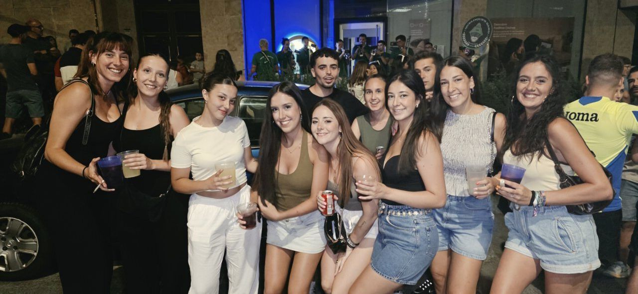 Grupo de personas celebrando durante la cuelga de banderines en Villamayor