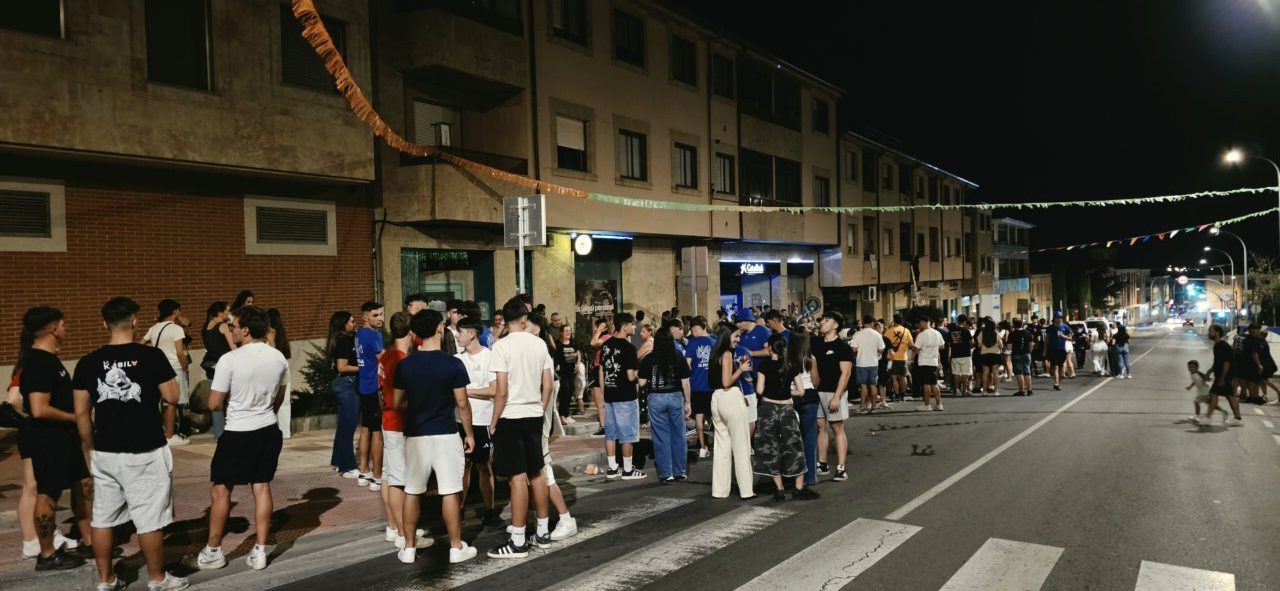 Grupo de personas celebrando la cuelga de banderines en Villamayor
