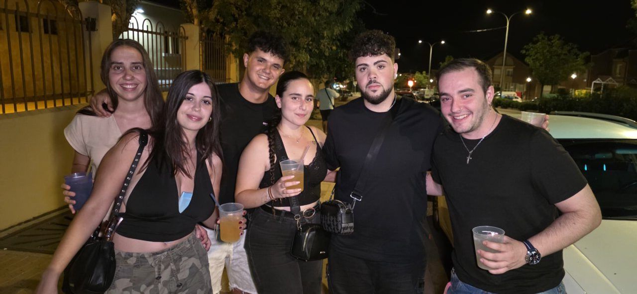 Grupo de personas celebrando la cuelga de banderines en Villamayor