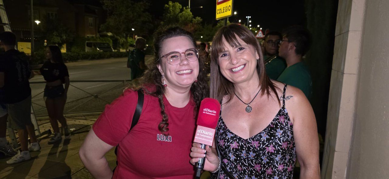 Participantes sonrientes durante la cuelga de banderines en Villamayor