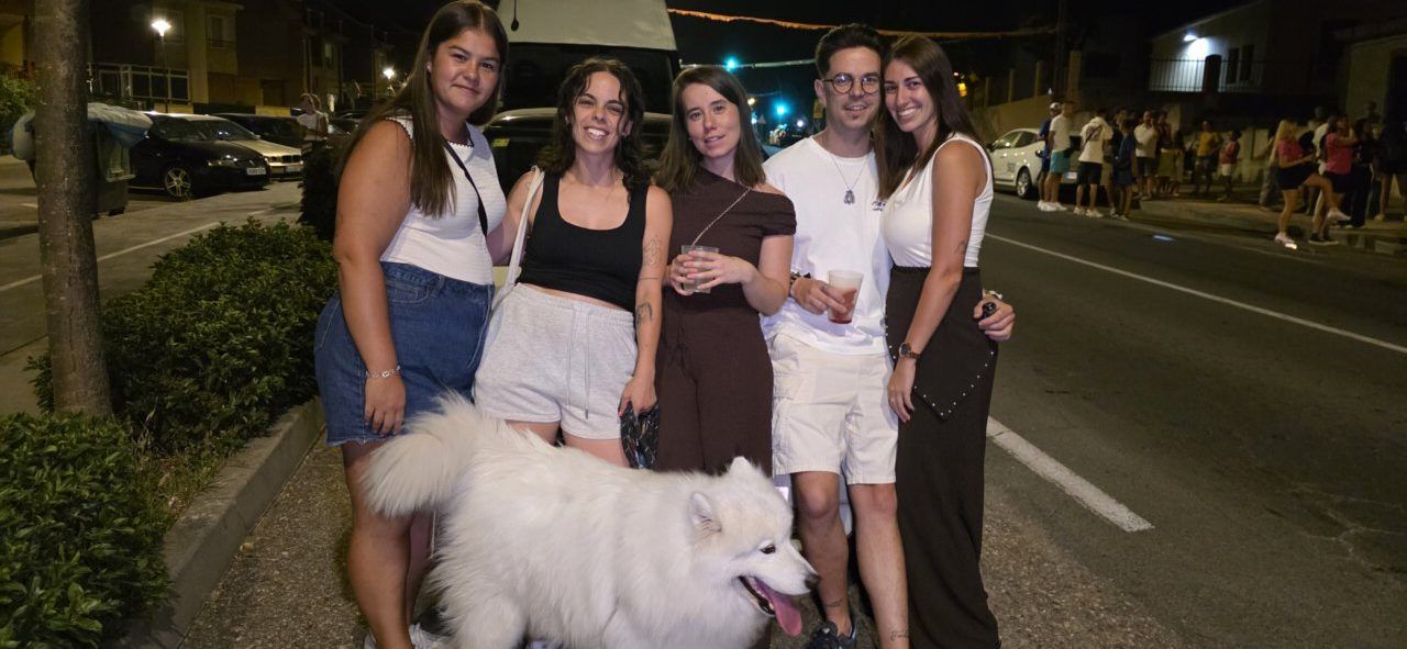 Grupo de amigos celebrando en Villamayor con banderines decorativos