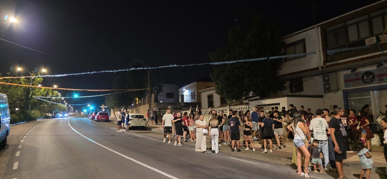 Vecinos de Villamayor celebrando la cuelga de banderines en la calle