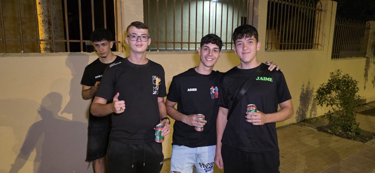 Grupo de jóvenes celebrando con bebidas en Villamayor