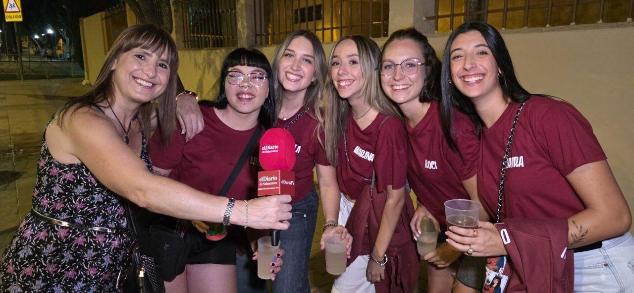 Grupo de personas sonriendo durante la celebración de banderines en Villamayor