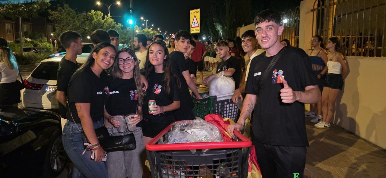 Grupo de jóvenes celebrando con banderines en Villamayor