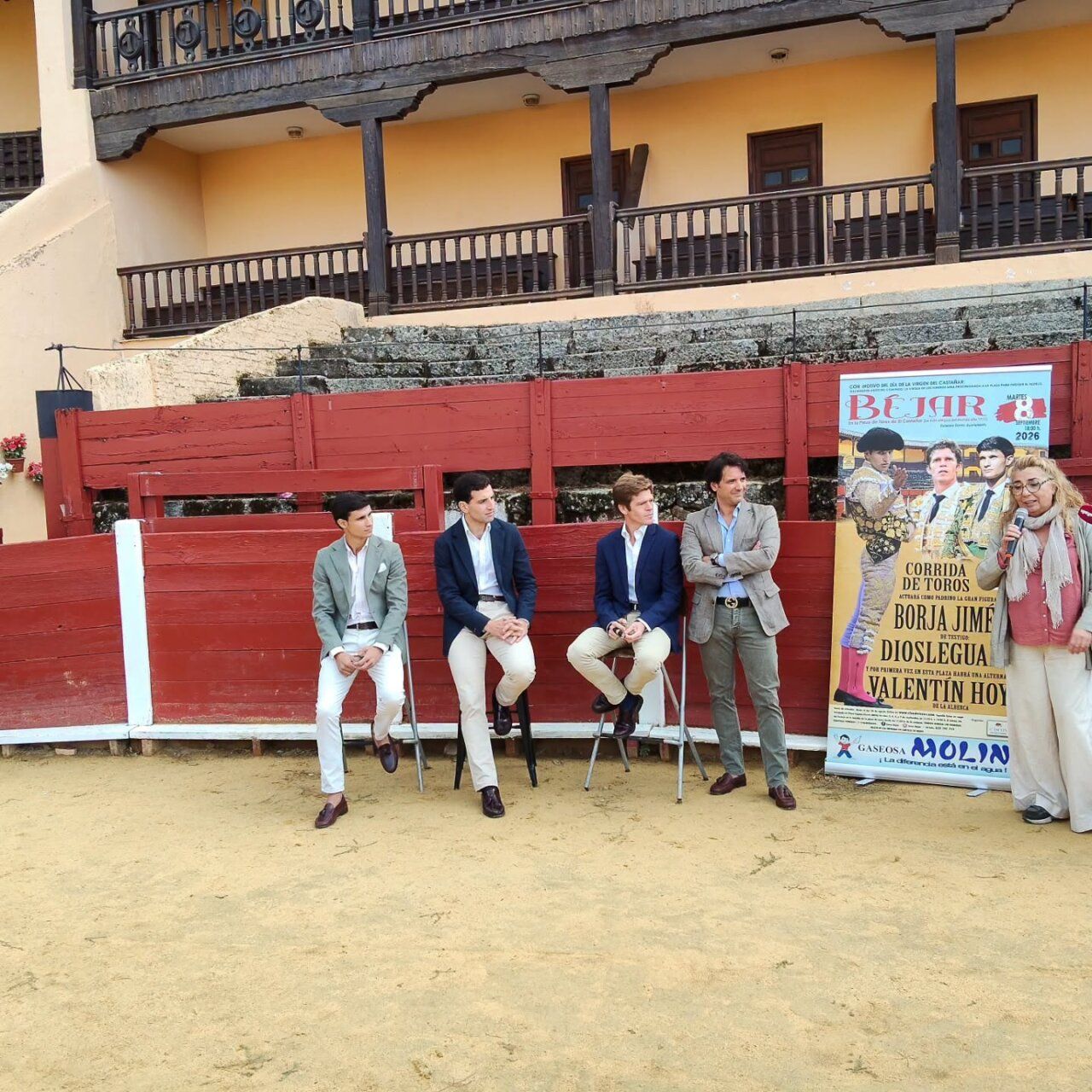 Presentación de la primera toma de alternativa en Béjar con varios asistentes