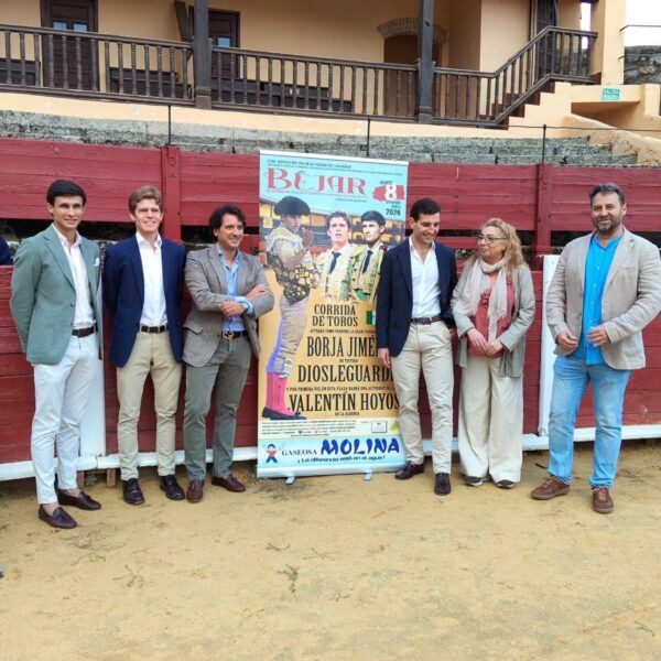 Grupo de personas en la presentación de una corrida de toros en Béjar
