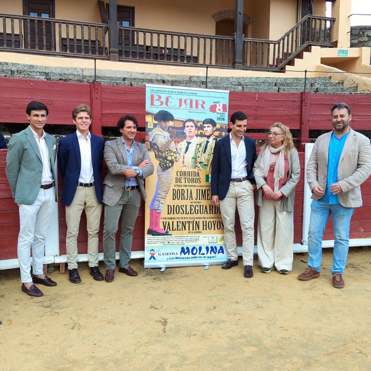 Grupo de personas en la presentación de una corrida de toros en Béjar