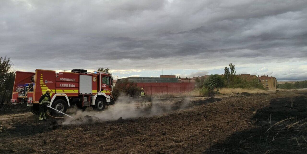 Bomberos de Ledesma trabajando en un incendio en Santa Marta