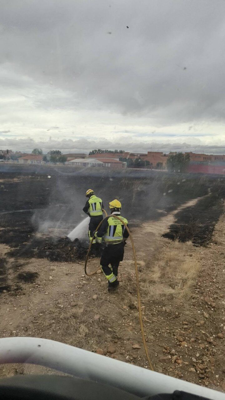 Bomberos de Ledesma apagando un incendio en Santa Marta de Tormes