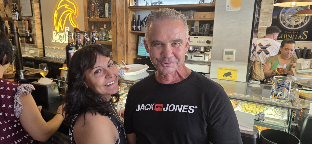 Clientes disfrutando en el Café Bar Chinitas en agosto