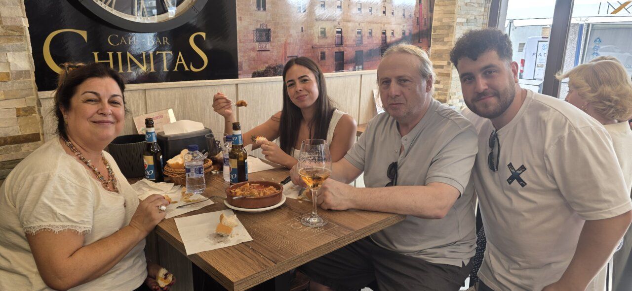 Clientes disfrutando tapas y bebidas en Café Bar Chinitas