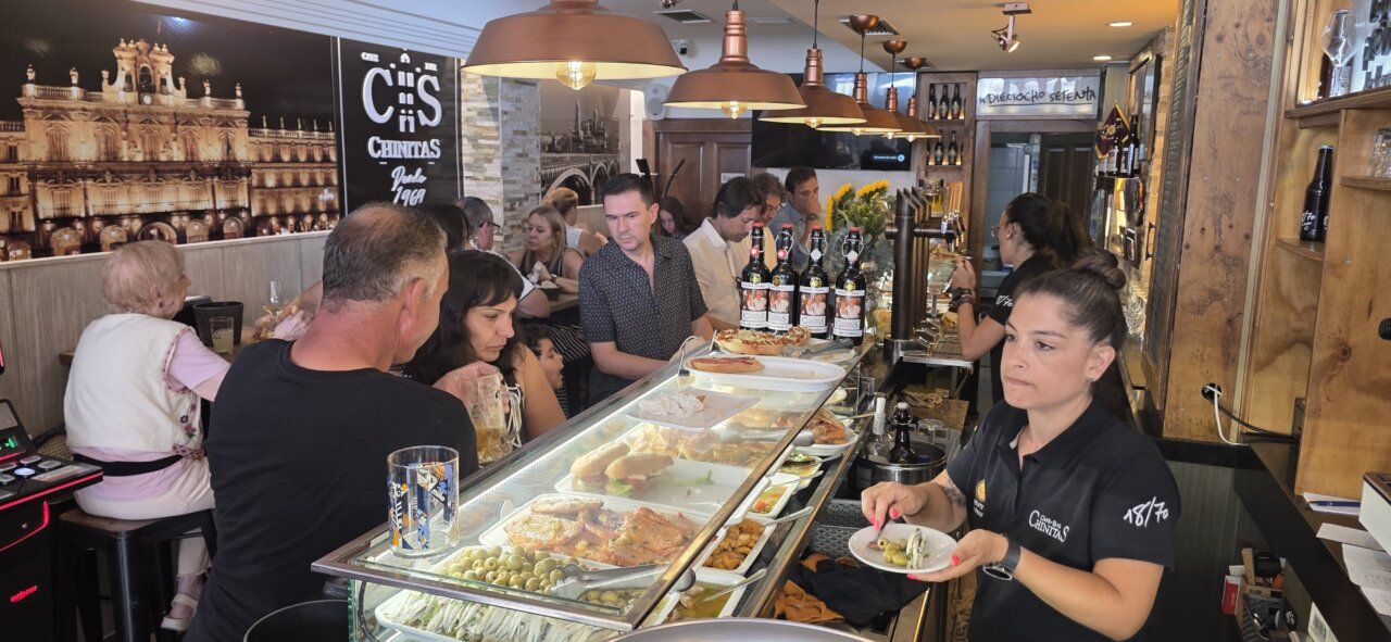 Clientes disfrutando de tapas y bebidas en el Café Bar Chinitas