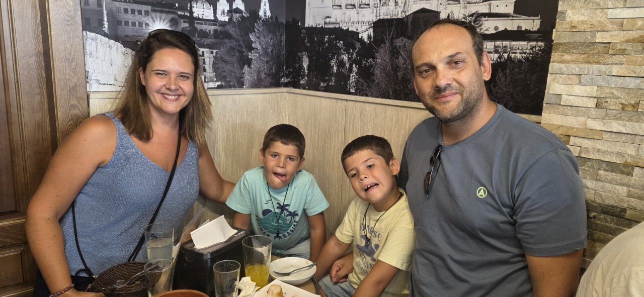 Familia disfrutando de tapas en el Café Bar Chinitas
