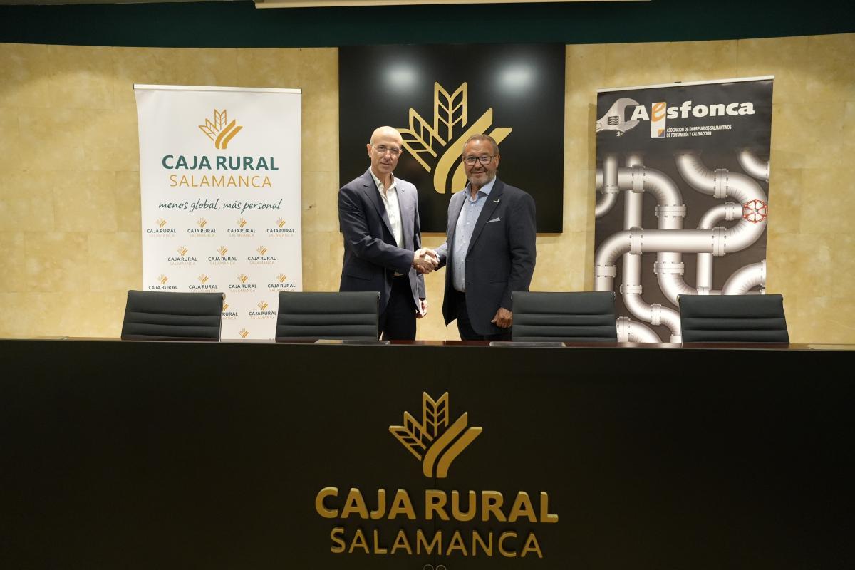 Representantes de Caja Rural de Salamanca y AESFONCA firmando un convenio