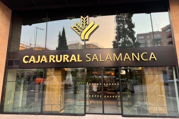 Exterior de la oficina de Caja Rural de Salamanca con su logo