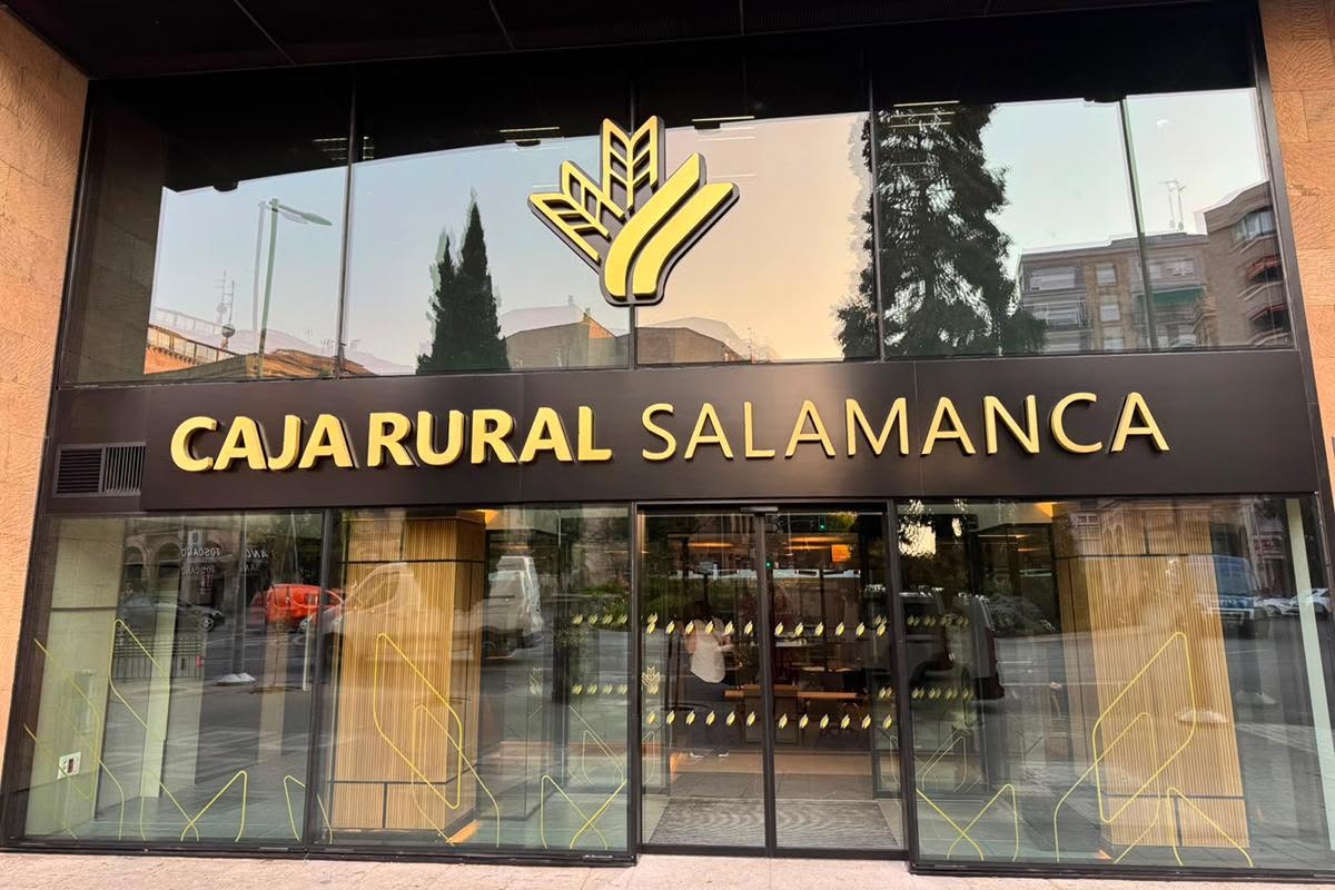 Exterior de la oficina de Caja Rural de Salamanca con su logo