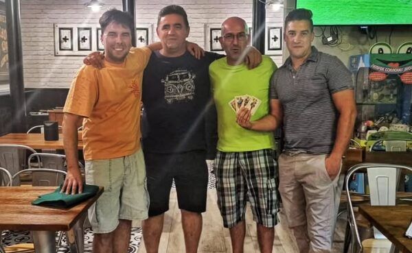 Participantes del Campeonato de Mus en Peñaranda de Bracamonte celebrando