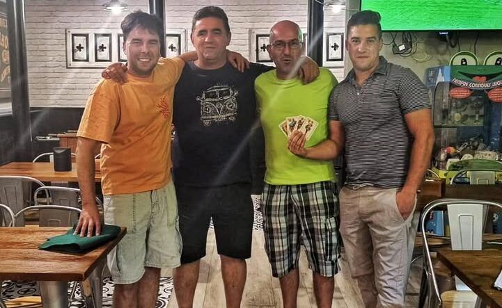 Participantes del Campeonato de Mus en Peñaranda de Bracamonte celebrando
