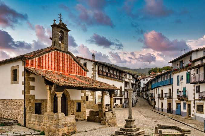 Vista de la plaza en Candelario con arquitectura tradicional